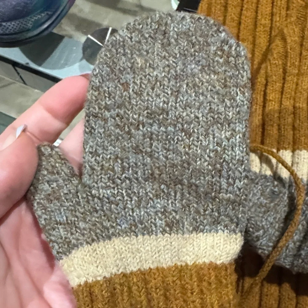 D&G Kids Tan and Gray Mittens Set